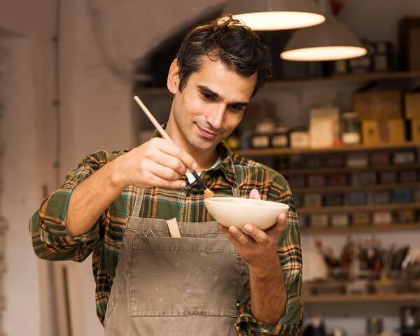 Artisan fabriquant les bornes photo