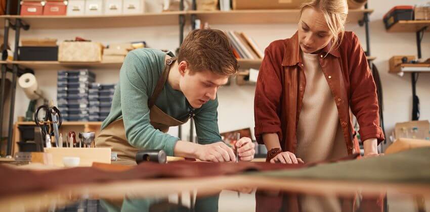 Artisan en plein assemblage